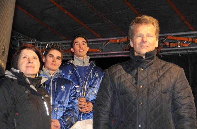 Pohár vítězi snowboardingcrossu Italu Mancinimu (vzadu) předávala náměskyně hejtmana Lidie Vajnerová, která pak spolu s ostatními vyslechla italskou hymnu.